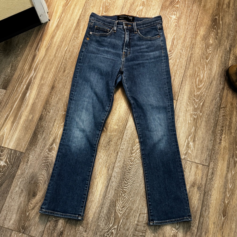 Excellent condition. No flaws. Allows for stretch